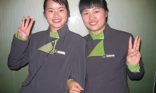 Two Chinese girls with each other in hotel, share three fingers _3342